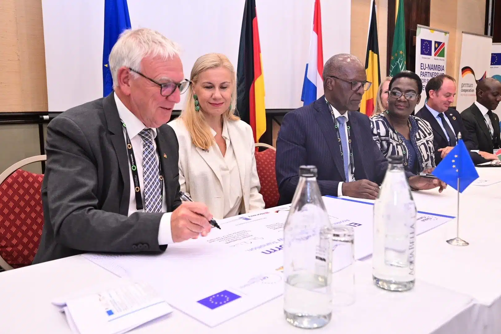 German State Secretary Jochen Flasbarth and EU-Comissoner for Energy, Kadri Simson, and Namibia's Minister of Mines and Energy, Hon. Tom Alweendo, signing the agreements (c) European Union